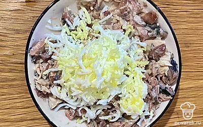 К сайре натрите вареное яйцо и тщательно перемешайте.