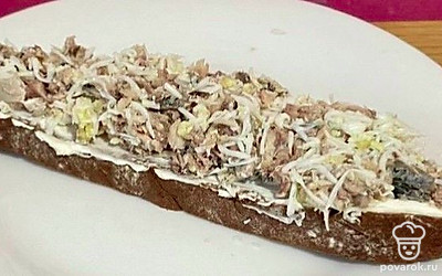 На хлеб с сыром нанесите перемешанную с яйцом сайру. Готово!