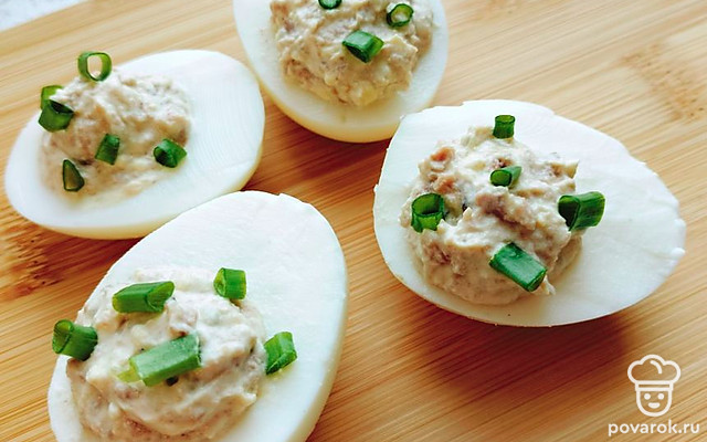 Фаршированные яйца с треской и зеленым луком — Рецепт с фото