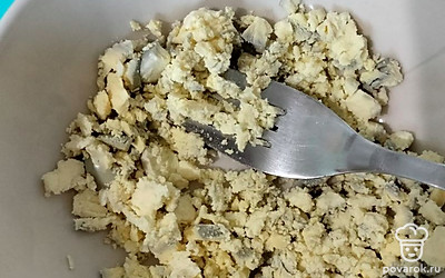 Отварите яйца вкрутую. Охладите их в холодной воде. Разрежьте яйца пополам. Желтки отделите, положите в глубокую миску, растолките вилкой.