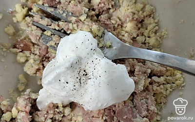 Добавьте сметану, соль и перец по вкусу.