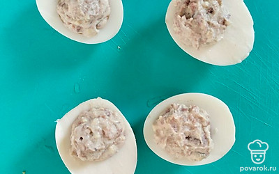Наполните половинки яиц полученной смесью.
