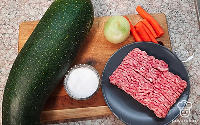 Подготовьте все ингредиенты. Овощи предварительно промойте в проточной воде и очистите. Фарш разморозьте.