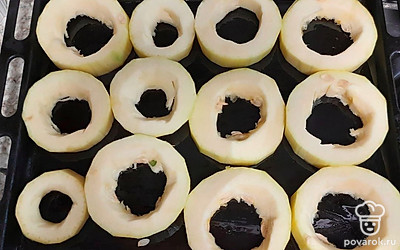 Кабачок очистите от семян и нарежьте кольцами высотой 2-3 сантиметра. Выложите на противень, смазанный растительным маслом.