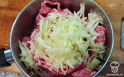 В фарш добавьте мелко нарезанный лук и тертый на крупной терке кусок кабачка. Посолите, поперчите по вкусу.