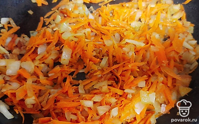 Лук и морковь обжарьте на растительном масле до готовности.