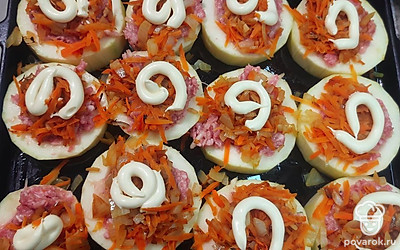 В кольцо из кабачка выложите фарш. Сверху распределите обжаренный лук и морковь. Сверху положите ложку майонеза. Поставьте кабачки в духовой шкаф, разогретый до 190 градусов, на 40 минут.