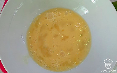 Взбить в миске яйцо.