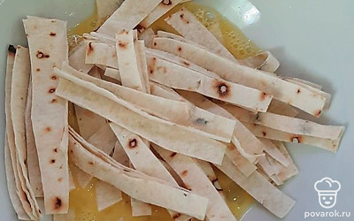 Нарезать лаваш. 