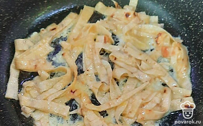 Выложить в сковороду.