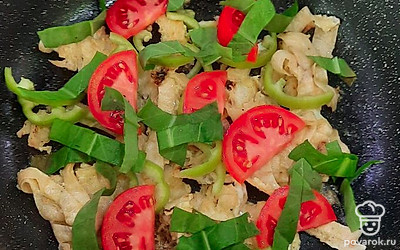 Нарезать шпинат.