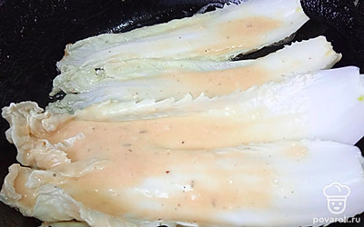 Выложите на сковороду с раскаленным растительным маслом.