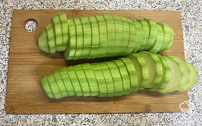 Кабачки очистите от кожуры и нарежьте кольцами.