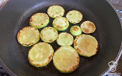 Обжарьте кабачки на сковороде с растительным маслом с двух сторон до золотистого цвета. Немного посолите кабачки с каждой стороны.