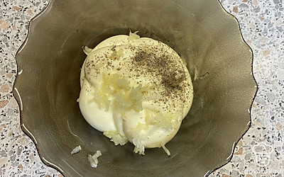 Майонез смешайте с измельченным чесноком, добавьте черный молотый перец.