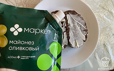 На цельнозерновой хлеб намажьте тонким слоем майонез.