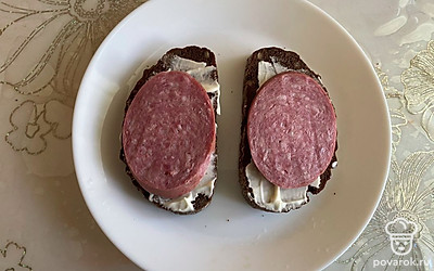 Положите ломтик сервелата.