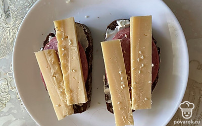 Посыпьте щепоткой кунжута.