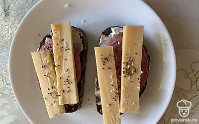 Добавьте щепотку семян чиа. Поставьте в микроволновую печь на 1 минуту, пока сыр не расплавится.