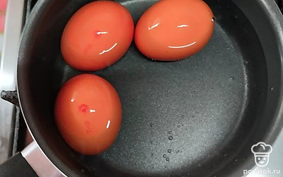 Яйца отварите, остудите, почистите.