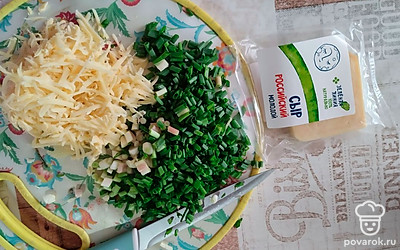 Заранее промытый и просушенный зеленый лук мелко нарежьте. Твердый сыр натрите на терке.