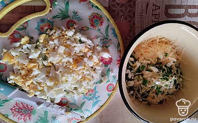 Яйца нарежьте мелкими кубиками.
