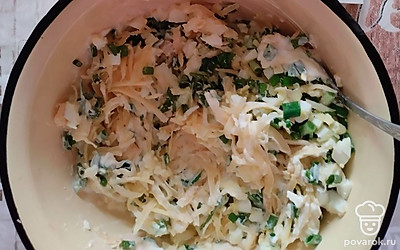 Начинку заправьте сметаной и майонезом, посолите, перемешайте.