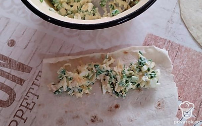 Лаваш разрежьте на квадраты. Выложите начинку на один край лаваша и плотно заверните.