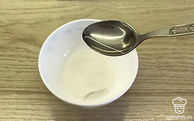 Смешайте соль, сахар и водку.