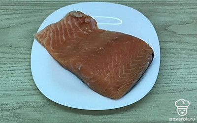 Рыбу просушите бумажным полотенцем, удалите кости.