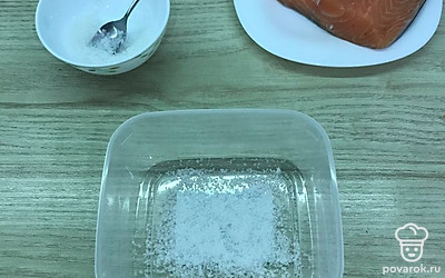 На дно контейнера насыпьте смесь из соли и сахара.