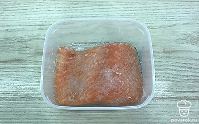 Выложите рыбу в контейнер, посыпьте смесью со всех сторон. Герметично закройте и уберите в холодильник на 12 часов. Затем смойте соль и обсушите рыбу полотенцем.