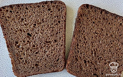 Поджарьте 2 ломтика хлеба.