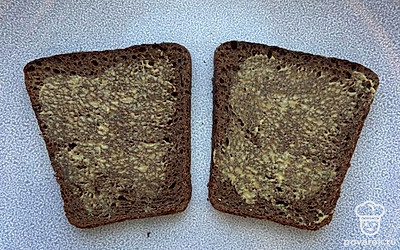 Смажьте горчицей хлеб.