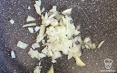 Обжарьте лук на масле до золотистого цвета.