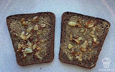 Выложите лук на хлеб.