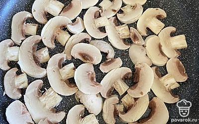 Нарежьте грибы слайсами, обжарьте их на сковороде с маслом 3 минуты.