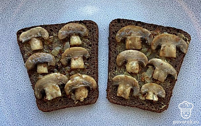 Выложите грибы на хлеб.