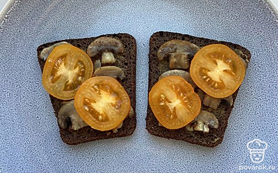 Нарежьте помидор кольцами и выложите на бутерброды.