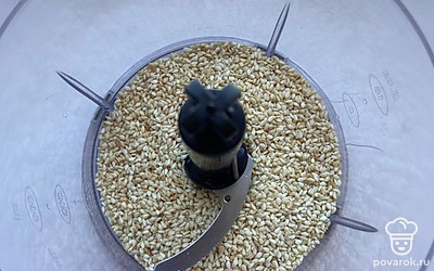 Кунжут всыпьте в чашу блендера, пробейте.