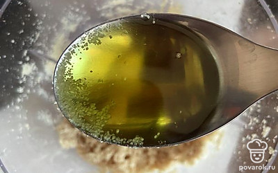 Добавьте оливковое масло и лимонный сок. Пробейте.