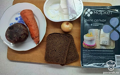 Подготовьте все ингредиенты. Свеклу и морковь отварите и остудите. 