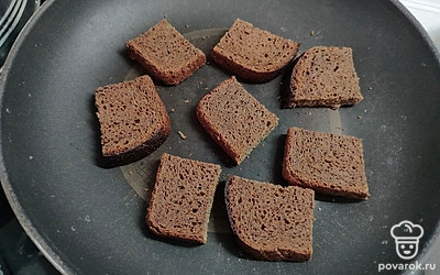 Хлеб подсушите на сухой сковороде. 