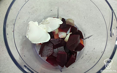 В чашу блендера поместите кусочки свеклы, морковь, лук и творожный сыр. Количество лука можно регулировать по своему вкусу. 