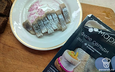 Сельдь нарежьте. 