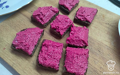 На хлеб нанесите свекольную массу. 