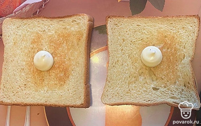 Тостовый хлеб обжарьте в тостере 1 минуту. Оба ломтика (с одной из сторон) смажьте соусом.
