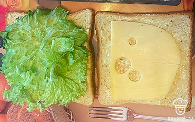 На вторую половинку — ломтик любимого сыра.