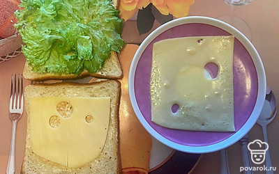 Еще один сырный ломтик растопите в микроволновке.