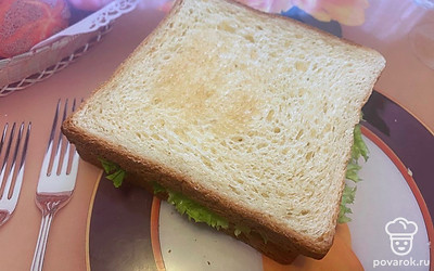 Остается накрыть сверху вторым ломтиком (получается двойной сыр на колбасе). 